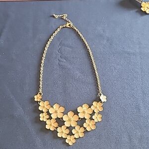 Peach and Ivory enamel flower gold tones necklace